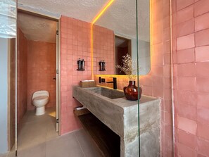 Suite, Private Pool | Bathroom | Shower, rainfall showerhead, towels, soap - Mood Matuna Hotel Cartagena (Cartagena)