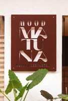 Un letrero para el Mood Yoga Hotel con una fuente clara y llamativa.