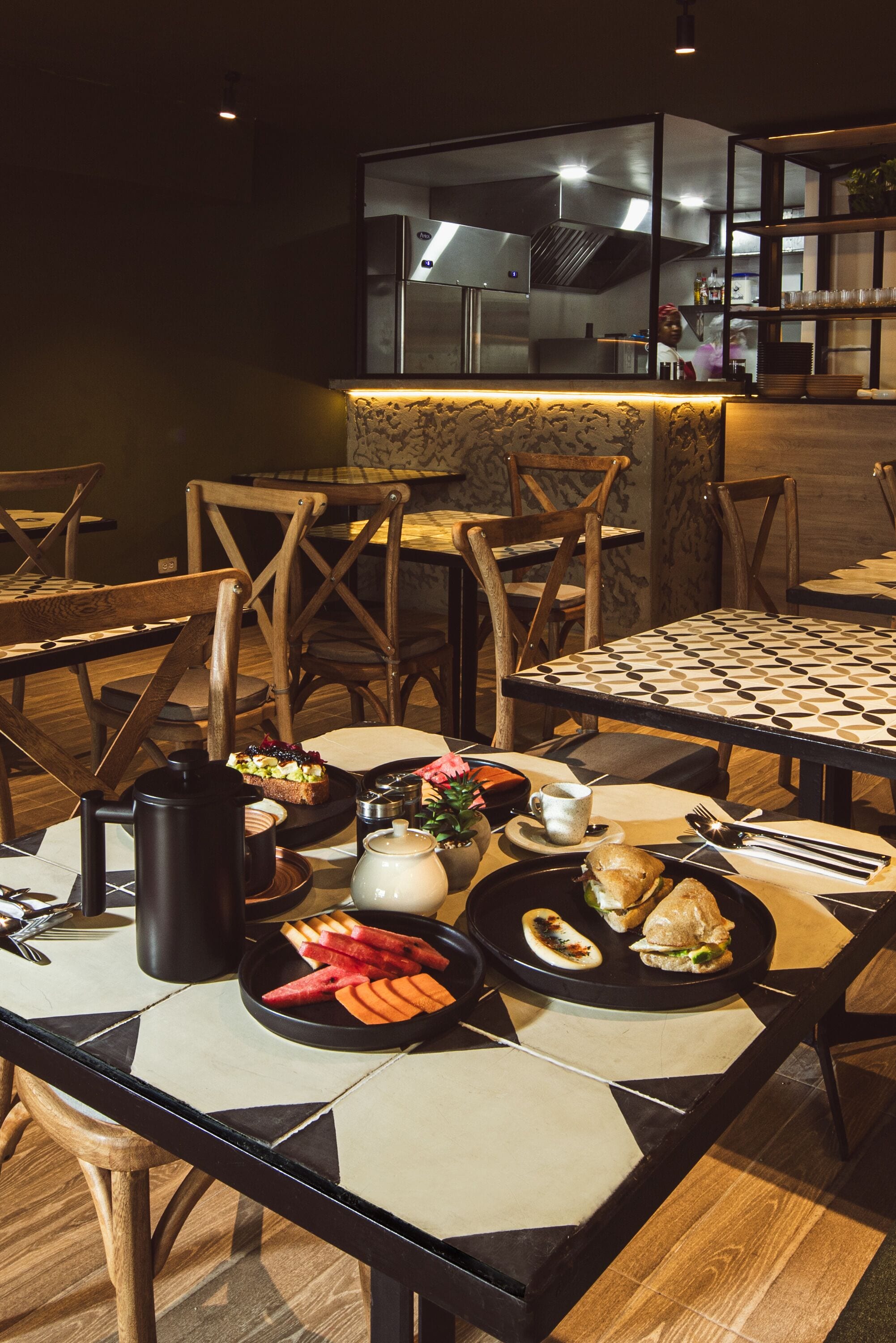 Se sirven desayunos, almuerzos, cenas y cocina internacional 