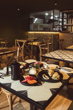 朝食、ランチ、ディナーに営業 (多国籍料理)