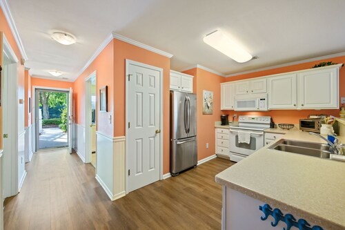 Ground-floor 3-bedroom condo with stunning golf course views, and Pool Access