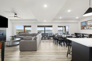 Una Smart TV, una chimenea, videojuegos, una mesa de tenis de mesa
