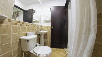 Studio | Badkamer | Een douche, designer toiletartikelen, handdoeken, zeep