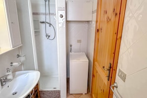 Regadera, secadora de cabello, bidet, toallas
