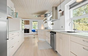 Kjøleskap, kokeplater, oppvaskmaskin og kaffetrakter/tekoker