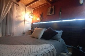 1 bedroom, free WiFi, bed sheets - Foresta House: ¡Pet-Friendly, with Forest View Terrace, Kitchen, & Comfort! (Santa Elena)