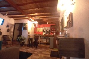 Interior - Foresta House: ¡Pet-Friendly, with Forest View Terrace, Kitchen, & Comfort! (Santa Elena)