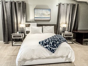 4 bedrooms, desk, iron/ironing board, free WiFi - Modern comfort within walking distance from UKY, Kroger Field, & Chevy Chase. (Lexington)