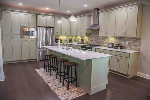 Modern comfort within walking distance from UKY, Kroger Field, & Chevy Chase.