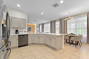 Fridge, microwave, oven, stovetop - EPIC Renovated 9D 360 Rotating VR Machine 2x Game Rooms 4 mi to Disney (Kissimmee)