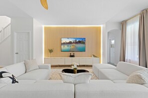 Smart TV, video games - EPIC Renovated 9D 360 Rotating VR Machine 2x Game Rooms 4 mi to Disney (Kissimmee)