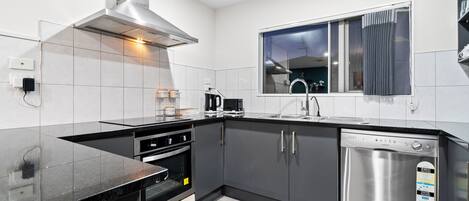 Een koelkast, een microgolfoven, een oven, een kookplaat