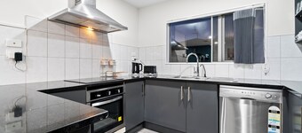 Lux 4 bdroom in Manukau with Spa, Patio and Light Breakfast