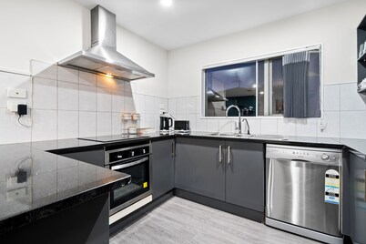 Lux 4 bdroom in Manukau with Spa, Patio and Light Breakfast