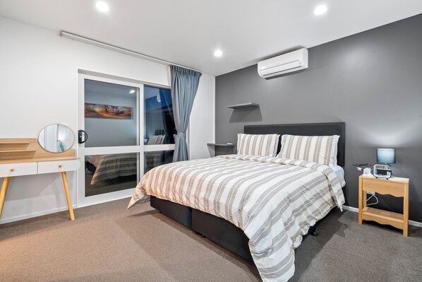 4 habitaciones, tabla de planchar con plancha, wifi y ropa de cama 