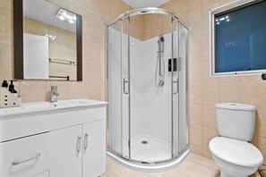 Jetted tub, hair dryer, bidet, towels