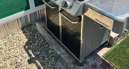 Cozy hilltop retreat with stunning 360 degree mountain views!