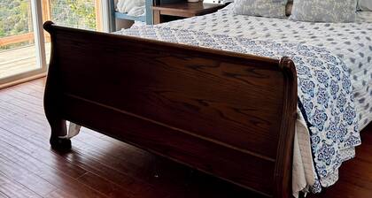 Cozy hilltop retreat with stunning 360 degree mountain views!