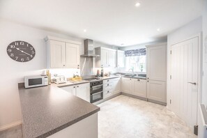 Fridge, microwave, oven, stovetop - The Salty Dog, Aldeburgh (Suffolk)