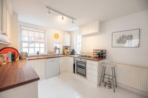 Geladeira, fogão, lava-louças, cafeteira/chaleira