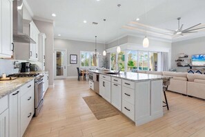 Fridge, microwave, oven, stovetop - Punta Gorda Private Pool and Spa Vacation Home (Punta Gorda)