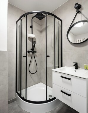 Shower, hair dryer, towels