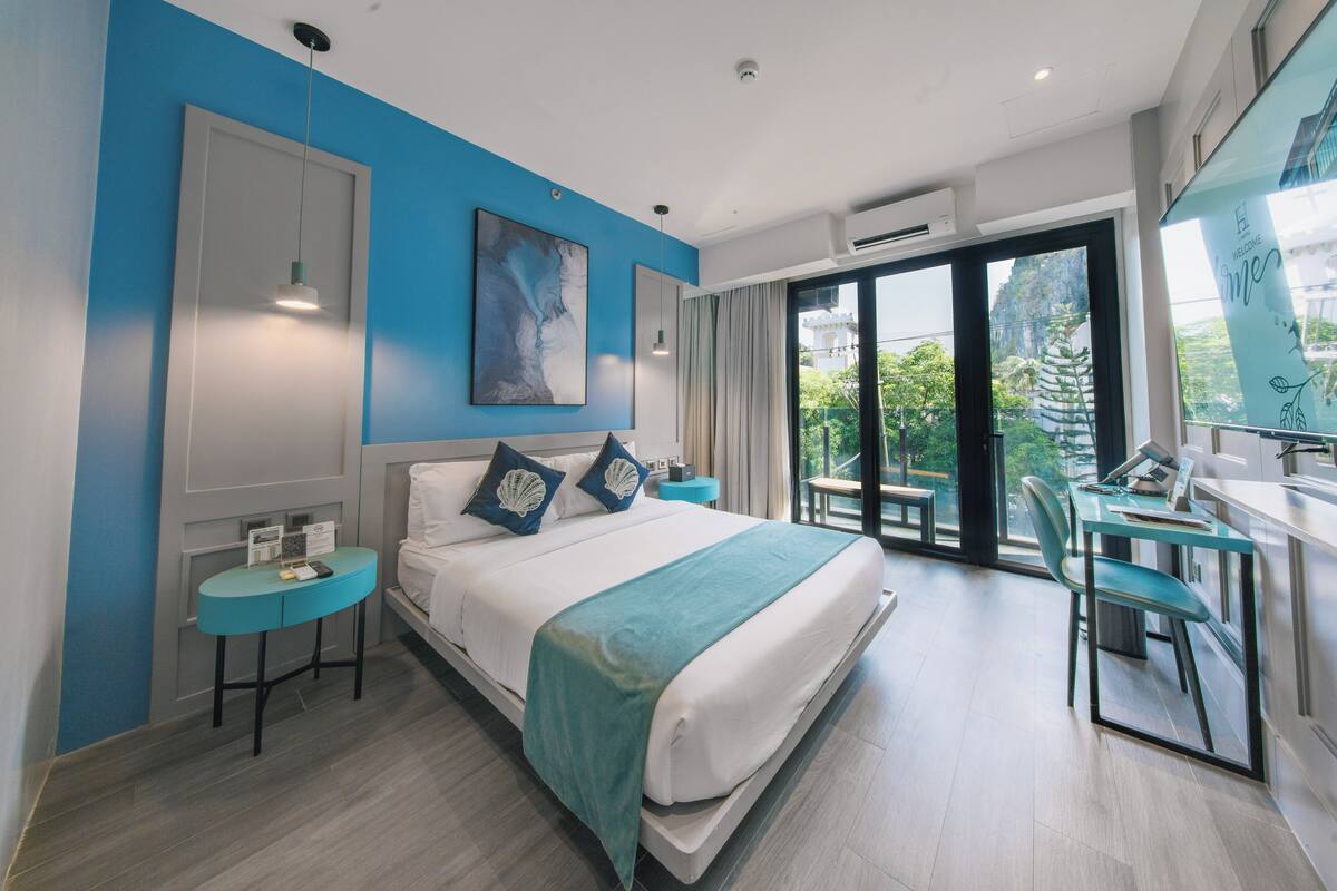 ห้องดีลักซ์ (Town View) | เครื่องนอนระดับพรีเมียม, มินิบาร์ฟรีบางอย่าง, โต๊ะทำงาน
