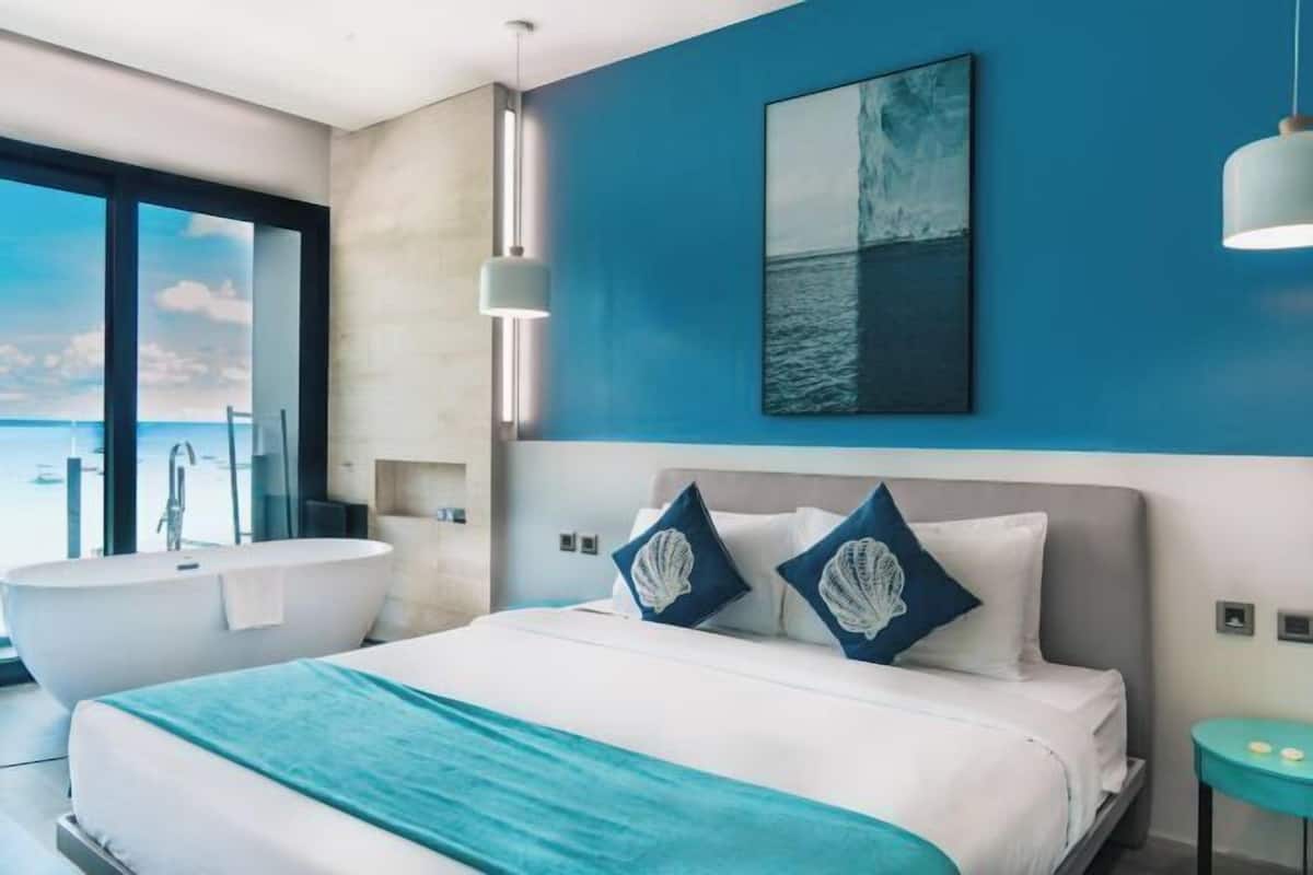 1 bedroom, premium bedding, free minibar items, desk