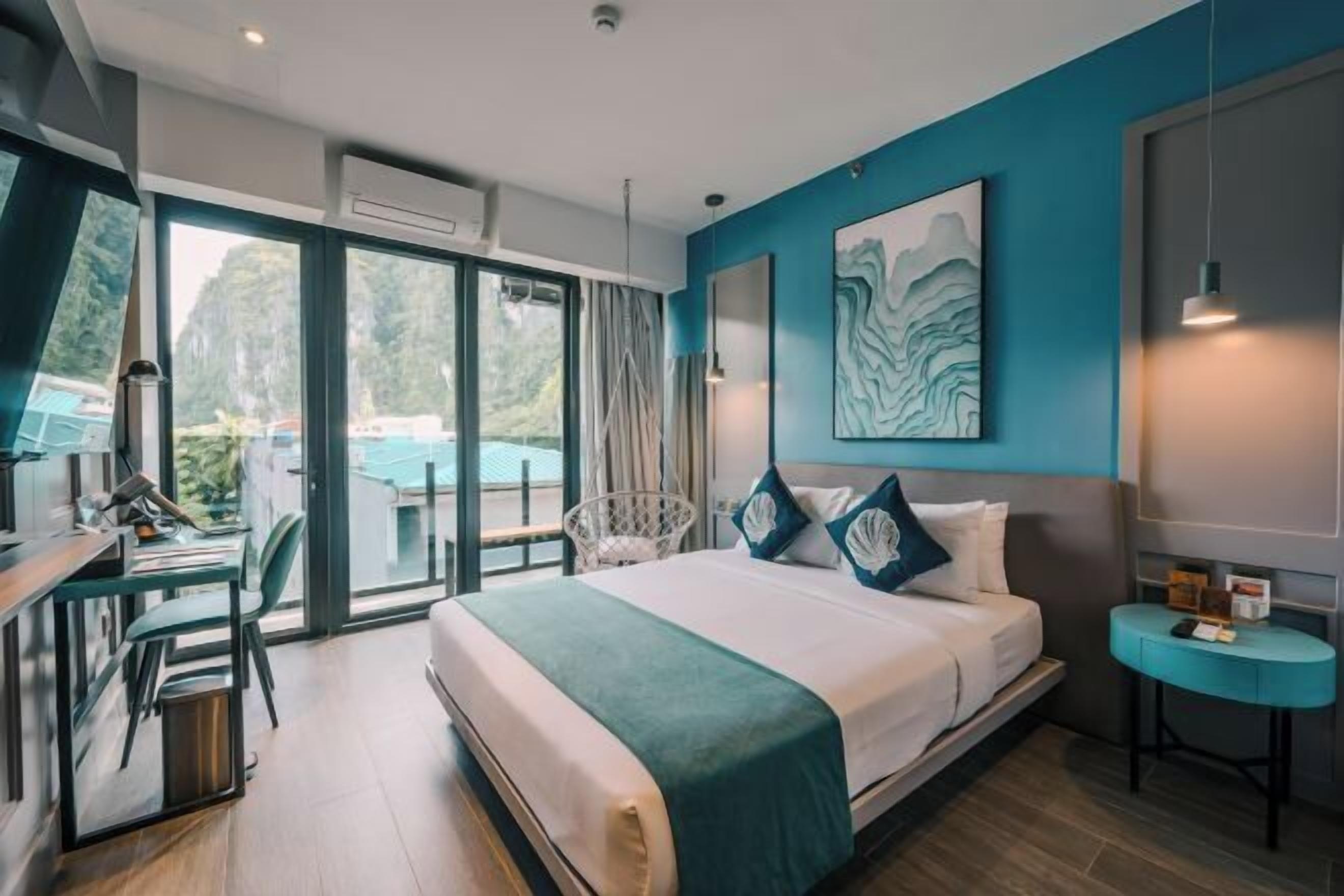 Ropa de cama de alta calidad, artículos del minibar gratis y escritorio 
