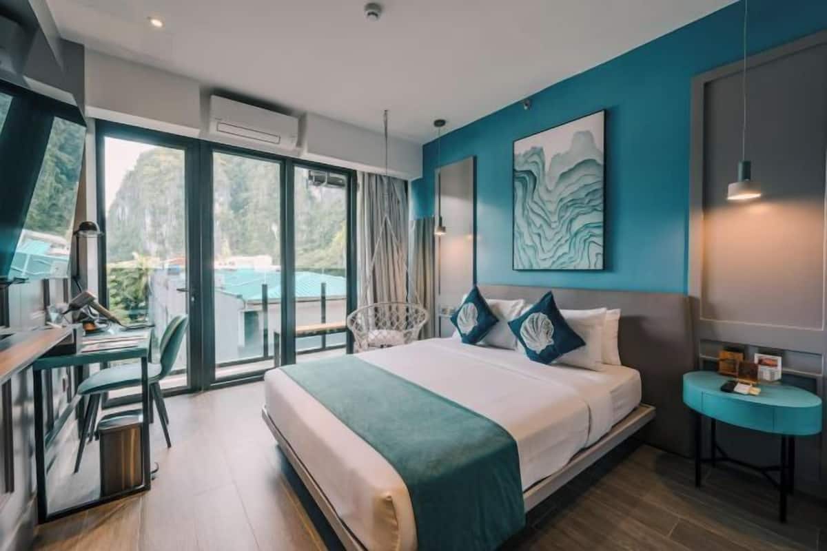 Ropa de cama de alta calidad, artículos del minibar gratis y escritorio