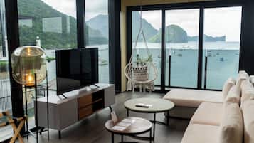 Suite Présidentielle, balcon, vue baie | Coin séjour | TV connectée de 55 pouces avec chaßnes numériques, Netflix