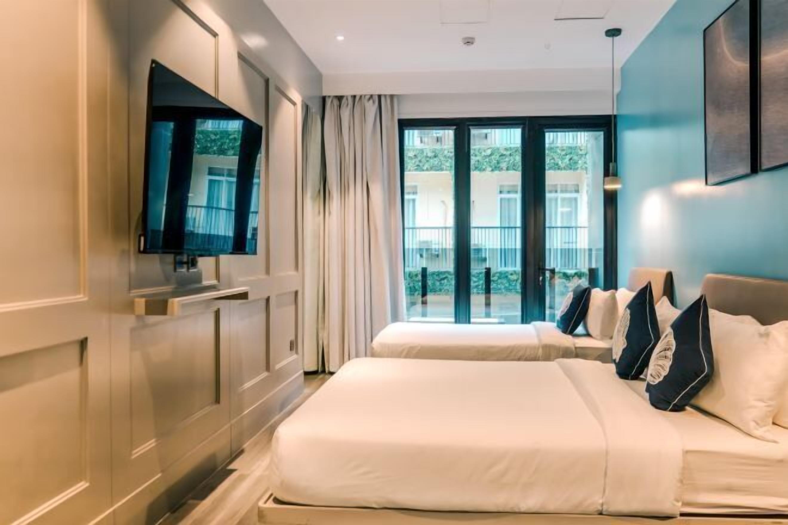 Ropa de cama de alta calidad, artículos del minibar gratis y escritorio 