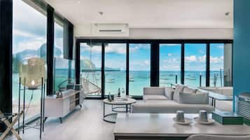 Suite presidencial, balcón, vistas a la bahía | Zona de estar | Smart TV de 55 pulgadas con canales digitales, Netflix