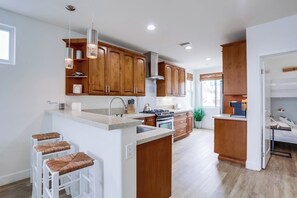 Microondas, horno, parrilla de estufa y lavavajillas 