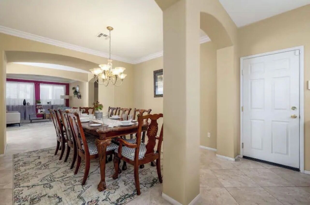 Family-friendly 5 Bed/3 Bath House with Gym and Backyard