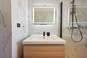Dusche, Haartrockner, Handtücher, Seife