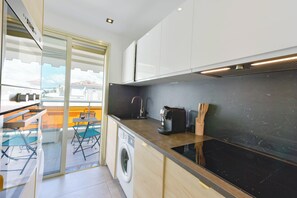 Een koelkast, een microgolfoven, een oven, een kookplaat