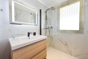 Dusche, Haartrockner, Handtücher, Seife