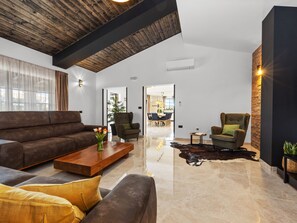 Een televisie en een open haard