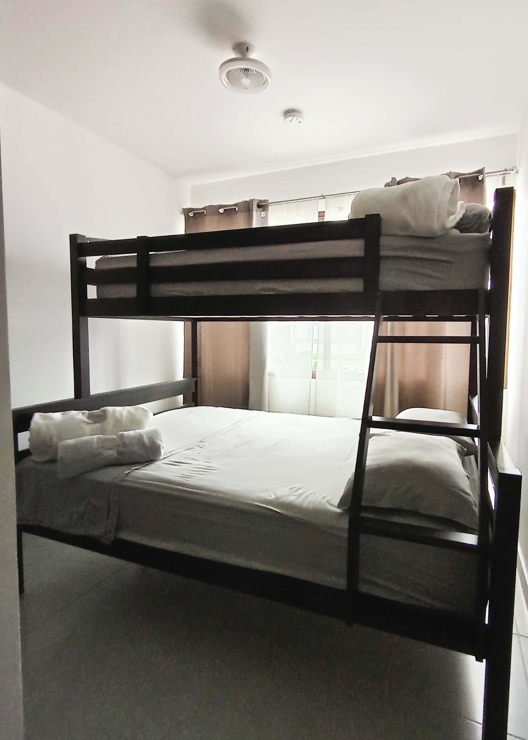 3 chambres, coffres-forts dans les chambres, bureau