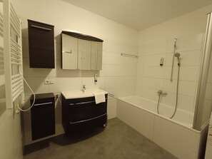Douche, séchoir à cheveux, serviettes fournies