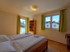 2 slaapkamers, een strijkplank/strijkijzer, gratis wifi, beddengoed