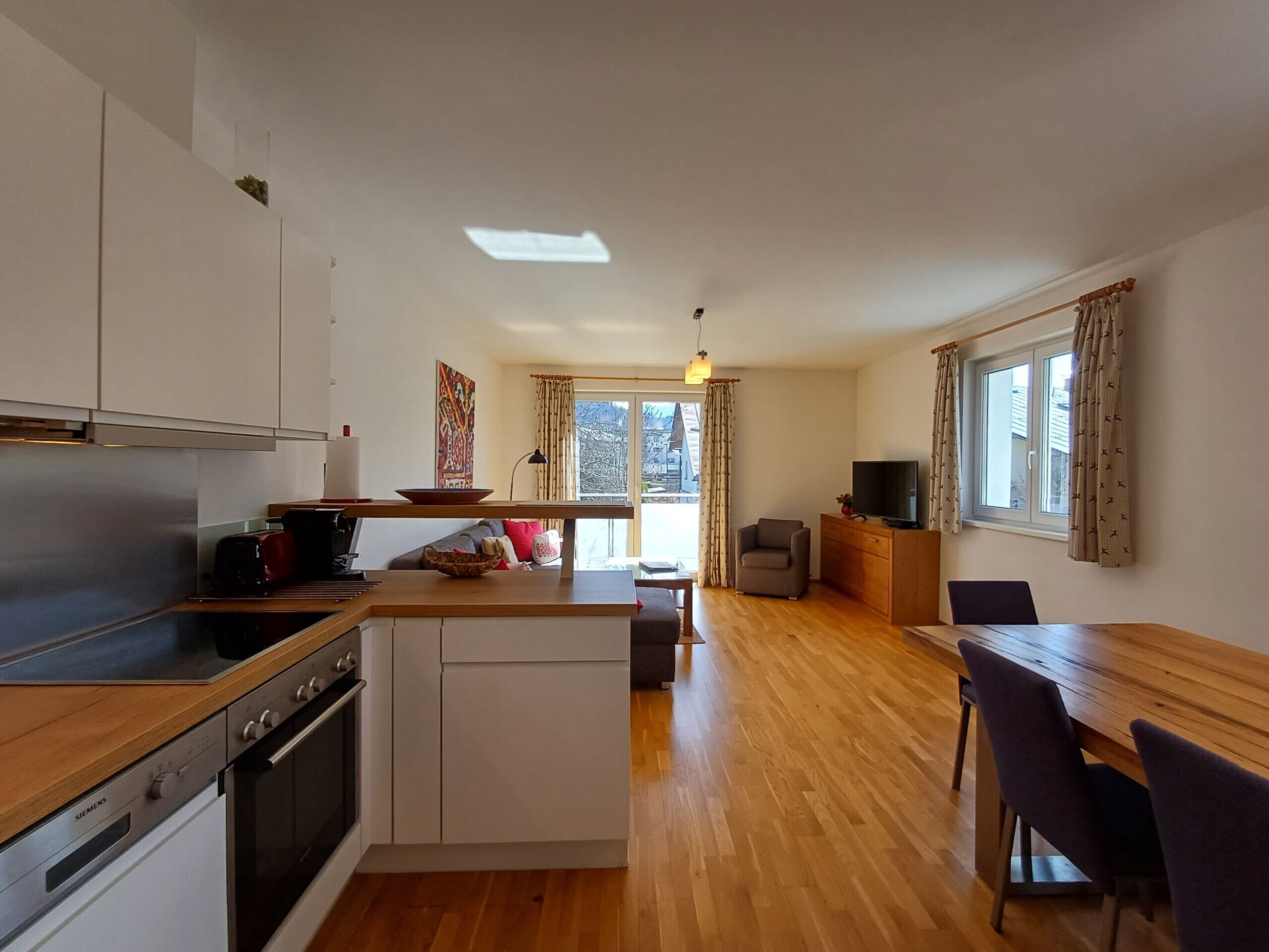 Jääkaappi, mikroaaltouuni, uuni, astianpesukone