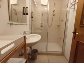 Bruser, hårtørrer, håndklæder