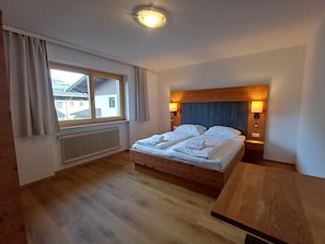 5 bedrooms, iron/ironing board, free WiFi, bed sheets