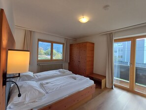 5 bedrooms, iron/ironing board, free WiFi, bed sheets