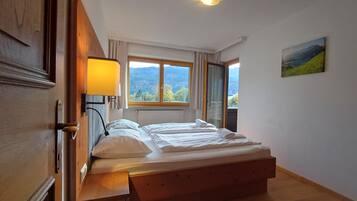 5 bedrooms, iron/ironing board, free WiFi, bed sheets