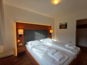 5 bedrooms, iron/ironing board, free WiFi, bed sheets