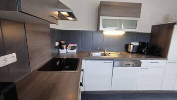 Kühlschrank, Mikrowelle, Ofen, Geschirrspüler