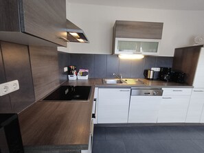 Kühlschrank, Mikrowelle, Ofen, Herdplatte